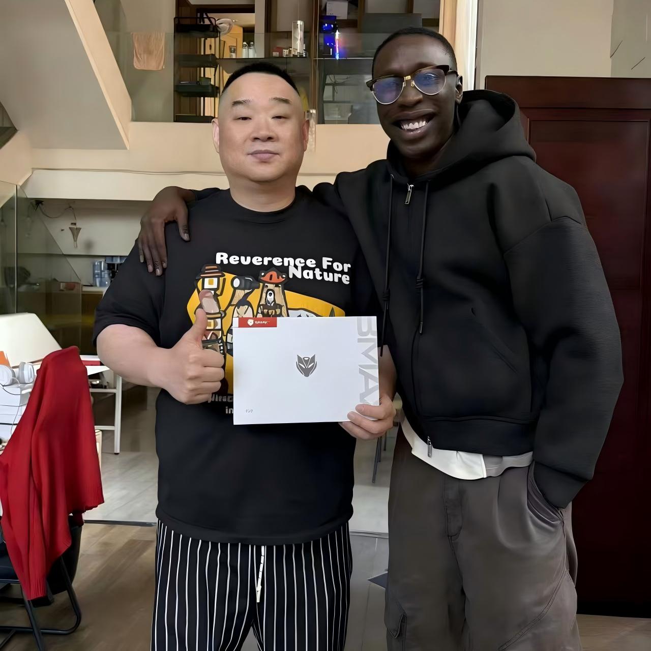 Una collaborazione globale da superstar! TikTok Sensation Khaby Lame visita BMAX per lanciare una nuova era di partnership strategica